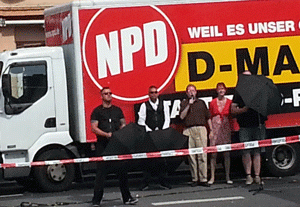 NPD-Kundgebung Nürnberg 7.9.13 mit Schirmträger