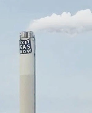 Schornstein der Stadtwerke mit Transparent "EXIT GAS NOW"