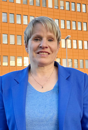Eva Linhart steht vor den Stadtwerken