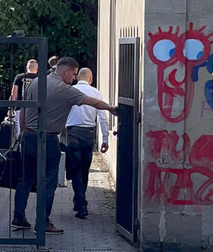 Thorsten Kokula schließt das Eisentor am Haus der Burschenschaft Frankonia