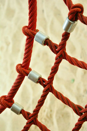 Klettergitter auf einem Spielplatz mit Sanduntergrund