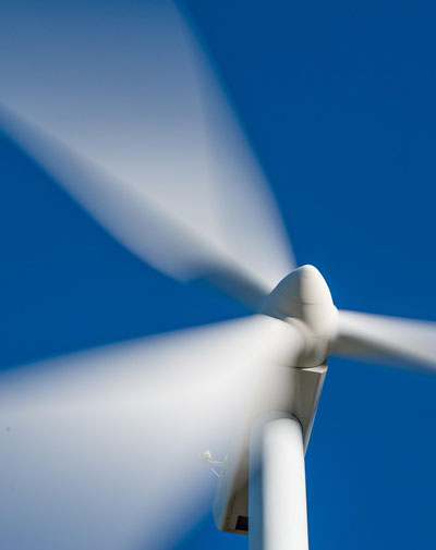 Windrad einer Windkraftanlage im blauem Himmel
