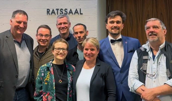 Foto vorm Ratssaal v. l.: Peter Weierich, Christian Eichenmüller, Andrea Winner, Christian Zwanziger, Dominik Sauerer, Eva Linhart, Marc Urban, Helmut Wening